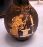 Vase 350-300 v. Ch. - Hekate mit 2 Fackeln (Quelle: WIKIPEDIA) (6)