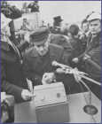 10.01.1975 - Bundeskanzler Helmut Schmidt eröffnet den Elbtunnel (Foto E. Gottwald)